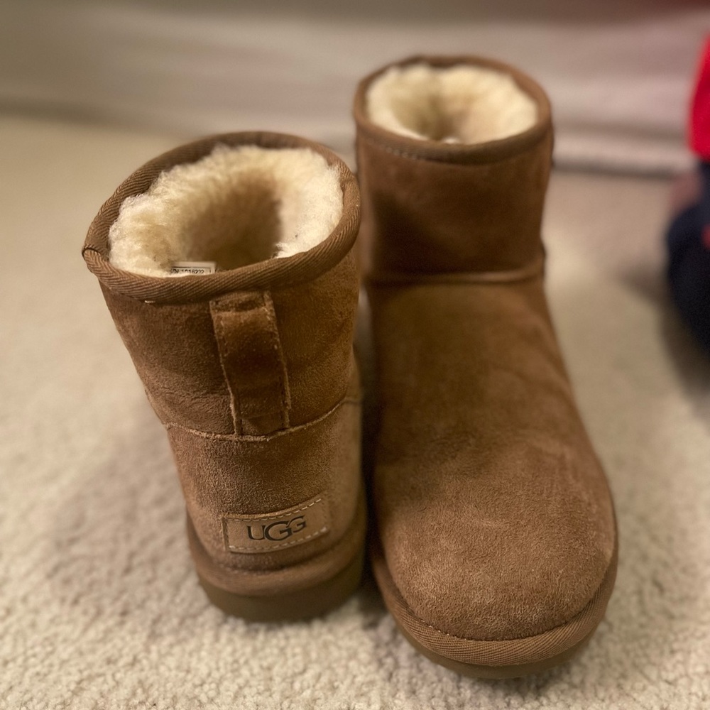 UGG mini chestnut